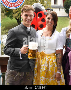 Monaco di Baviera, Germania. 06 ott 2019. Lina, fidanzata di Joshua KIMMICH, FCB 32 Team FC Bayern Monaco di Baviera visiti la festa della birra Oktoberfest in abiti tradizionali Dirndl e Lederhose, pelle 1.della Lega calcio tedesca, Monaco di Baviera, Ottobre 06, 2019 stagione 2019/2020, FCB, München, Credito: Peter Schatz/Alamy Live News Foto Stock