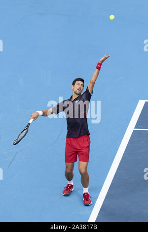 Tokyo, Giappone. 6 Ottobre, 2019. Novak Djokovic (SRB) serve contro John Millman (AUS) durante i loro uomini singoli partita finale al Rakuten Japan Open Tennis Championships 2019 ad Ariake Colosseum. Il torneo si svolge dal 30 settembre al 6 ottobre. Novak Djokovic ha sconfitto John Millman 6-3, 6-2. Credito: Rodrigo Reyes Marin/ZUMA filo/Alamy Live News Foto Stock