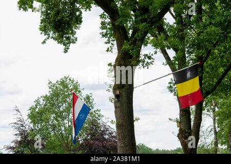 Le frontiere all'interno dell'Unione Europea tra i Paesi Bassi e il Belgio, solo due bandiere su albero Foto Stock