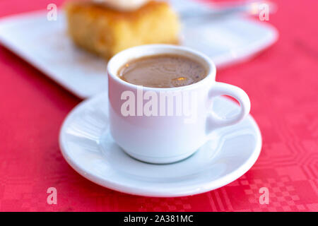 Caffè tradizionale greco servito in bianco set caffè nel bar vicino fino Foto Stock