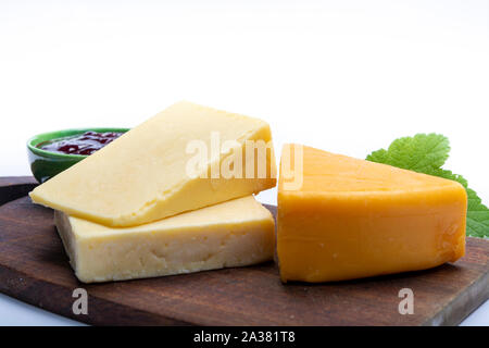 Il formaggio Cheddar raccolta, varietà di formaggio Cheddar prodotto da latte di vacca close up Foto Stock