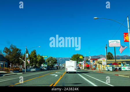 La città di Bridgeport California lungo l'autostrada 395 nella parte orientale della Sierra Nevada Foto Stock