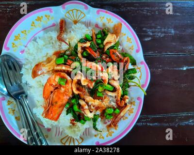 Il riso condito con stir-pesce fritto e basilico Foto Stock
