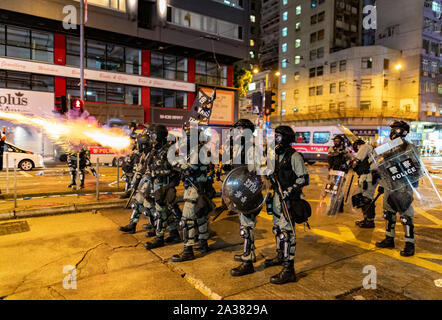 Hong Kong, Cina. Il 6 ottobre 2019. Decine di migliaia di pro-democrazia manifestanti marzo nella pioggia attraverso il centro di Hong Kong oggi da Causeway Bay a centrale. Marzo pacifica in seguito è diventata violenta come un hard-core di manifestanti di fronte la polizia. Pic; polizia fire gas lacrimogeni in Causeway Bay. Iain Masterton/Alamy Live News. Foto Stock