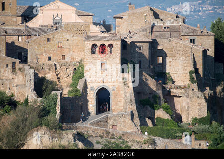 Porta di Santa Maria a Civita di Bagnoregio, Lazio, Italia. 20 agosto 2019, chiamato La citta che muore (la città che muore) © Wojciech Strozyk / Alamy St Foto Stock