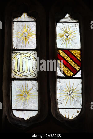 Medievale di vetro macchiato, circa del XV secolo, la chiesa di Santa Maria, Whitchurch, Warwickshire, Inghilterra, con stemma di Sudeley Foto Stock