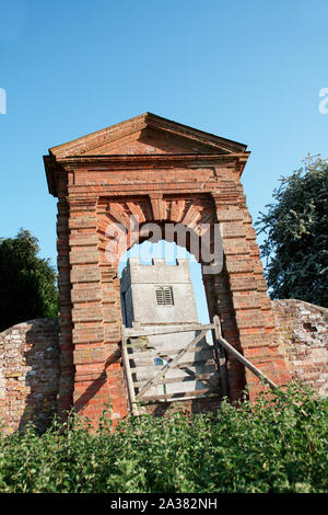 Il Gateway Peyto sul lato nord del St Giles Church, Chesterton, Warwickshire, Inghilterra, utilizzati dalla famiglia Peyto quando la loro casa padronale era lì Foto Stock