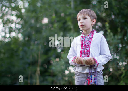 Bambino slava in vestiti nazionali. Ragazzo ucraino. Bielorusso Foto Stock