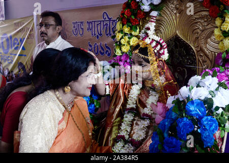 Kolkata, India. 06 ott 2019. Devoti Indù adorano le giovani ragazze come Dea Kumari in occasione di Maha Astami di Durga Puja Festival presso una comunità puja. (Foto di Paolo Saikat/Pacific Stampa) Credito: Pacific Press Agency/Alamy Live News Foto Stock