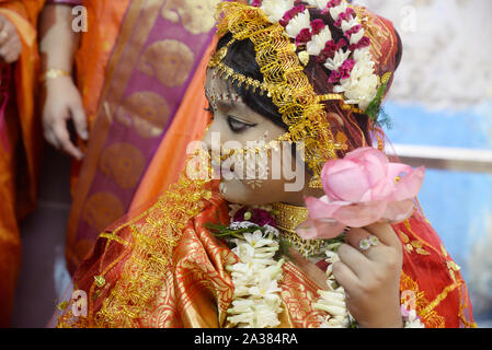 Kolkata, India. 06 ott 2019. Devoti Indù adorano le giovani ragazze come Dea Kumari in occasione di Maha Astami di Durga Puja Festival presso una comunità puja. (Foto di Paolo Saikat/Pacific Stampa) Credito: Pacific Press Agency/Alamy Live News Foto Stock