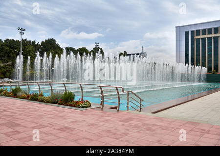 La fontana di Piazza Indipendenza di Tashkent, Uzbekistan in Asia centrale Foto Stock