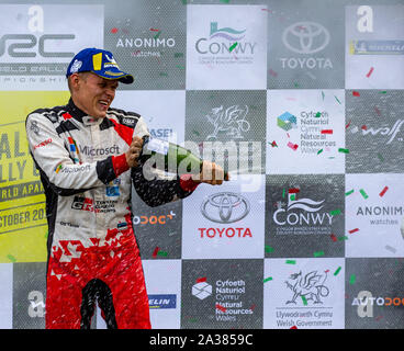 Brenig, Conwy, Regno Unito. 6 Ottobre, 2019. WRC Rally Galles GB, fase 19; Rally vincitore Gazoo Toyota Racing driver WRT Ott Tanak spruzza champagne - Editoriale usare carte di credito: Azione Plus sport/Alamy Live News Foto Stock