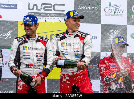 Brenig, Conwy, Regno Unito. 6 Ottobre, 2019. WRC Rally Galles GB, fase 19; Vincitori Gazoo Toyota Racing driver WRT Ott Tanak e co-pilota Martin Jarveoja - Editoriale usare carte di credito: Azione Plus sport/Alamy Live News Foto Stock