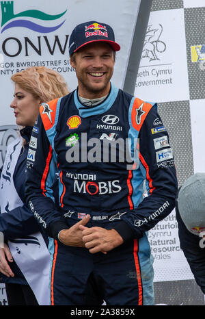 Brenig, Conwy, Regno Unito. 6 Ottobre, 2019. WRC Rally Galles GB, fase 19; Shell Hyundai Mobis World Rally Team driver Andreas Mikkelsen sorride dopo il rally - Editoriale usare carte di credito: Azione Plus sport/Alamy Live News Foto Stock