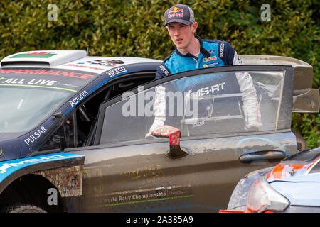 Brenig, Conwy, Regno Unito. 6 Ottobre, 2019. WRC Rally Galles GB, fase 19; M-Sport Ford World Rally Team driver Elfyn Evans esce fuori della sua vettura - Editoriale usare carte di credito: Azione Plus sport/Alamy Live News Foto Stock