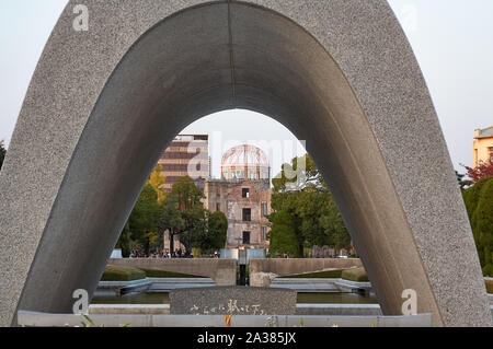 HIROSHIMA, Giappone - 23 novembre 2007: il punto di vista della Cupola della Bomba Atomica attraverso l'arco di Memorial il Cenotafio per la bomba a vittime nel Parco della Pace. Hiroshi Foto Stock