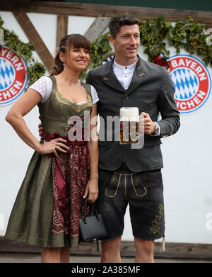 Monaco di Baviera Germania 6.10.2019, la squadra del FC Bayern Monaco di Baviera visiti l'Oktoberfest; Robert Lewandowski e la moglie Anna Lewandowska Foto Stock