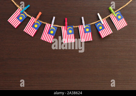 Bandiere di Malaysia sul stendibiancheria attaccato con clothespins in legno Foto Stock