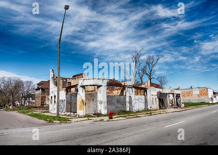 DETROIT, Michigan - Aprile 27, 2019: un corner store su Hamilton Avenue a Detroit è simbolico di degrado urbano. Foto Stock