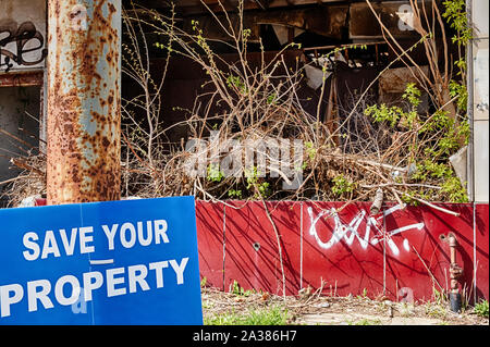 DETROIT, Michigan - Aprile 27, 2019: un segno proclaiiming 'Save di vostra proprietà' si trova al di fuori di una vetrina che è aperto per gli elementi con piante Foto Stock