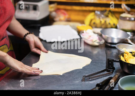 Roti rendendo, roti thresh farina mediante roti maker con olio.Thailandia Street cibi e dolci croccanti frittelle in Thailandia. Foto Stock