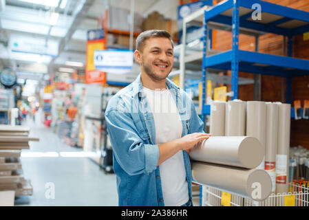 Maschio di acquisto dei consumatori sfondi in negozio di ferramenta Foto Stock