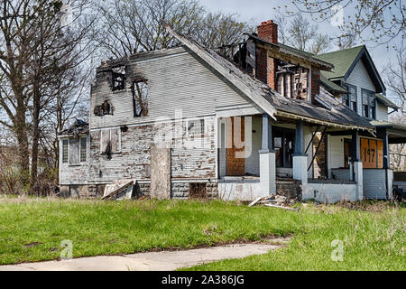DETROIT, Michigan - Aprile 27, 2019: Un bruciò fuori casa in un quartiere di Detroit è un simbolo di urban blight. Foto Stock