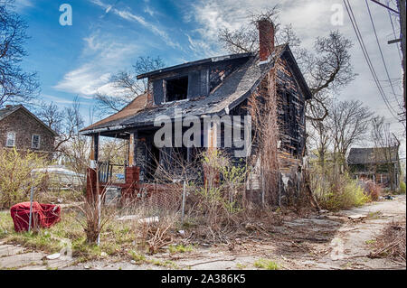 DETROIT, Michigan - 27 Aprile 2019: una vecchia casa di Detroit è annerito con danni da fumo dopo aver subito un incendio. Foto Stock