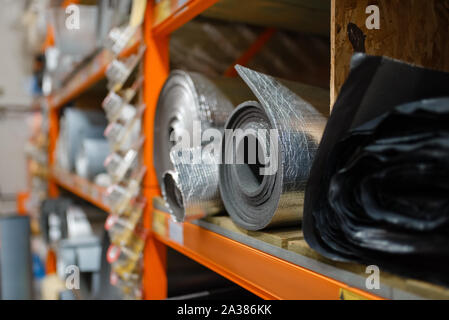 Rotoli di isolamento termico in negozio di ferramenta Foto Stock