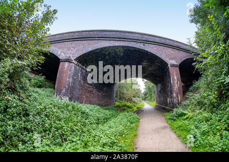 Vista fisheye del ponte di arco su ferroviarie dismesse linea sale ora sentiero pubblico in Wheelock vicino a Sandbach CHESHIRE REGNO UNITO Foto Stock