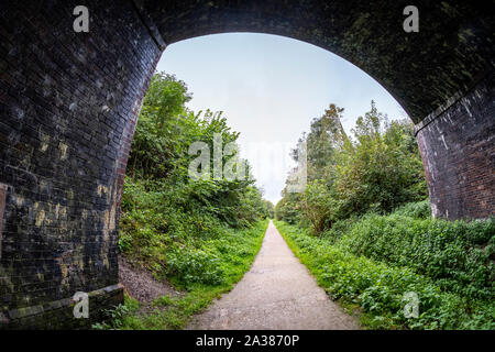 Vista fisheye del ponte di arco su ferroviarie dismesse linea sale ora sentiero pubblico in Wheelock vicino a Sandbach CHESHIRE REGNO UNITO Foto Stock