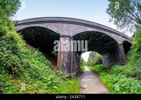 Vista fisheye del ponte di arco su ferroviarie dismesse linea sale ora sentiero pubblico in Wheelock vicino a Sandbach CHESHIRE REGNO UNITO Foto Stock