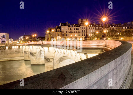 Il Pont Neuf è il più antico ponte che attraversa il fiume Senna a Parigi. Foto Stock