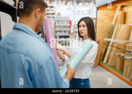 Matura la scelta di sfondi a colori hardware in negozio Foto Stock