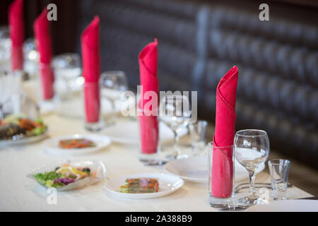 Tavolo nel ristorante con apparecchi pronti per l'inizio della cena Foto Stock