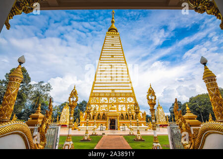 Wat Phra That Nong Bua è un tempio Dhammyuttika, uno degli importanti templi in Ubon Ratchathani. Il clou di questo posto è Sri Maha Chedi Pho, in d Foto Stock