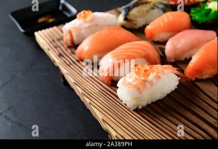 Ikura salmone (roe) su boreale sushi e sashimi sushi impostato sulla piastra di legno, popolare il cibo giapponese Foto Stock