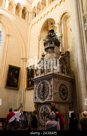 Turisti che fotografano l'orologio astronomico del XIV secolo esposto all'interno della Cattedrale di Saint-Jean-Baptiste a Lione, Francia. Foto Stock