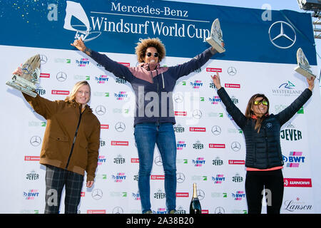 /Westerland Sylt, Germania. 6 ottobre 2019. Maaike Huvermann (l-r) dai Paesi Bassi, runner-up nella disciplina di surf, è sul podio al fianco di vincitore Sarah-Quita Offringa da Aruba e Justyna Sniady dalla Polonia. Foto: Frank Molter/dpa Credito: dpa picture alliance/Alamy Live News Foto Stock