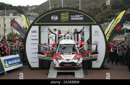 I vincitori del Rally del Galles GB dell'Estonia Ott Tanak e Martin Jarveoja celebrare durante il giorno quattro del Rally del Galles GB.