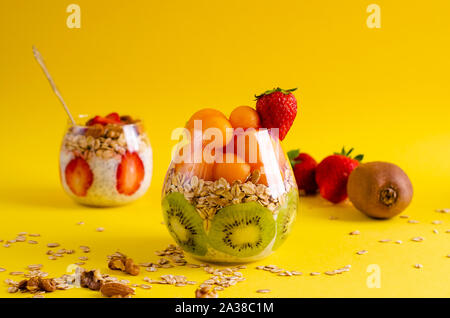 Concetto di dieta, la pulizia del corpo, mangiare sano, dieta il cibo a colazione. Budino di Chia con oatmeals freschi e frutta fresca. Spazio di copia Foto Stock