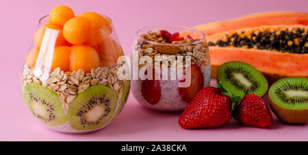 Chia budini con crudo fresco frutta tropicale con oatmeals per mangiare sano. Dieta equilibrata prima colazione concetto. Vista frontale Foto Stock