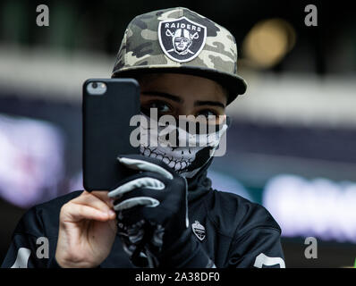 Un Oakland Raiders ventola durante la NFL International Series corrispondono a Tottenham Hotspur Stadium, Londra. Foto Stock