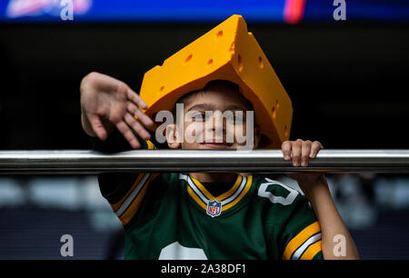 Un giovane ventola durante la NFL International Series corrispondono a Tottenham Hotspur Stadium, Londra. Foto Stock