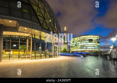 Il municipio e la Shard al tramonto, London, England, Regno Unito Foto Stock