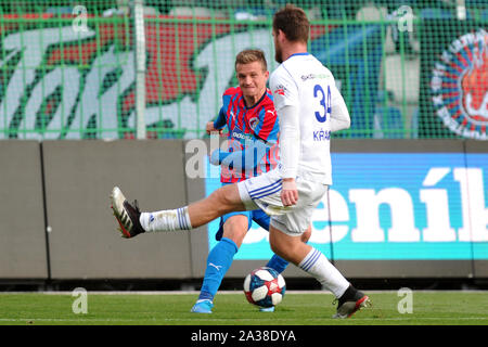 Il 6 ottobre 2019, Mlada Boleslav, Repubblica Ceca: Antonin Krapka (R) di Mlada Boleslav lotta per la sfera con Jan Kopic del Viktoria Plzen (rosso) durante il dodicesimo round match della Czech soccer league Mlada Boleslav v Viktoria Plzen in Mlada Boleslav in Repubblica Ceca. (Credito Immagine: © Slavek Ruta/ZUMA filo) Foto Stock