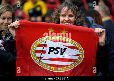Eindhoven, Paesi Bassi. 06 ott 2019. EINDHOVEN, 06-10-2019 Philips Stadium, olandese Eredivisie stagione calcistica 2019/2020 . PSV ventola con bandiera Credito: Pro scatti/Alamy Live News Foto Stock