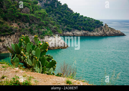 Favolosa vista mare con scogli vicino a Formia nel golfo di Gaeta, Italia. Viaggi in Europa concetto. Spazio di copia Foto Stock