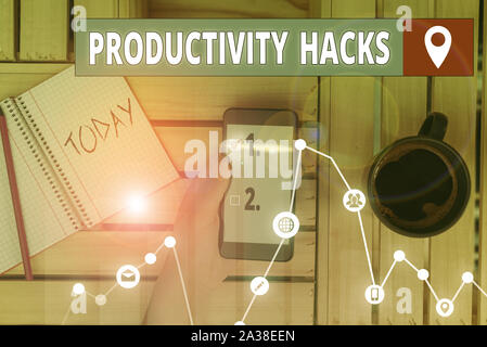 La scrittura della nota mostra la produttività Hacks. Il concetto di business per i trucchi che puoi fare molto di più per lo stesso ammontare di tempo Foto Stock