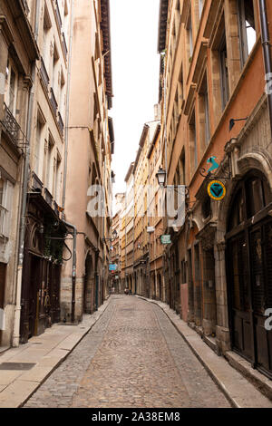 Bei vecchi edifici ospitano negozi e ristoranti in Rue des Trois-Maries, nel quartiere Vieux Lyon, Francia. Foto Stock